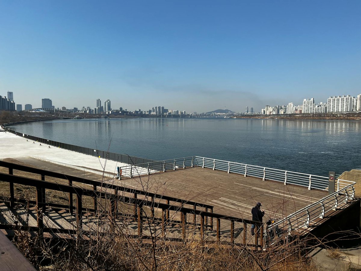 5 Best Han River Picnic Spots in Seoul 2026 — Drive Routes, Parking & Snack Guide - 주변 환경