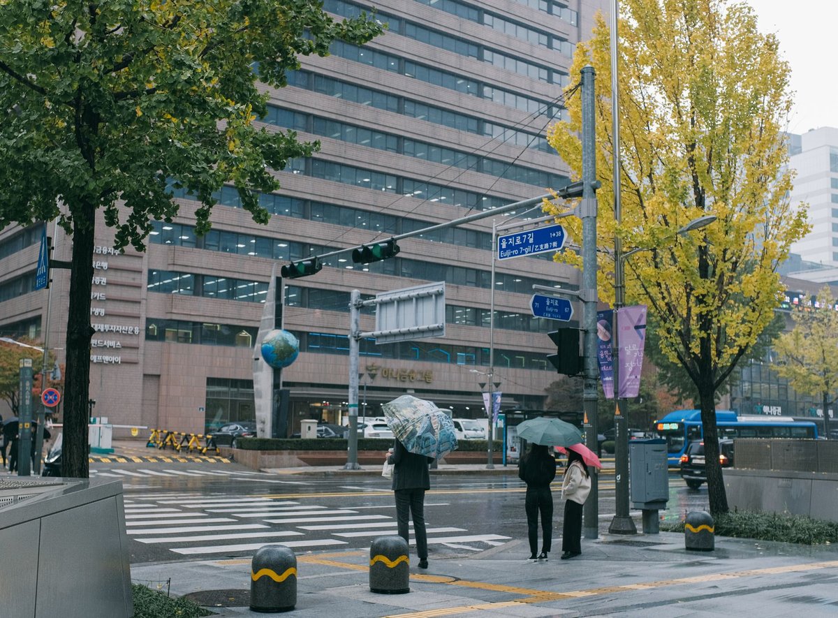 Korea Rainy Season Travel Guide June 2026 &mdash; Monsoon hits Korea around June 10-15, what to do when it rains in Seoul, best indoor activities (K-pop merch stores in Hongdae, DDP, COEX, traditional bathhouses jjimjilbang), where to buy umbrella (Daiso 5000 won, GS25, CU), subway escape routes, packing list (waterproof shoes, rain poncho), Hongdae &middot; Myeongdong &middot; Gangnam indoor course recommendations, real traveler tips - 제품/핵심 정보