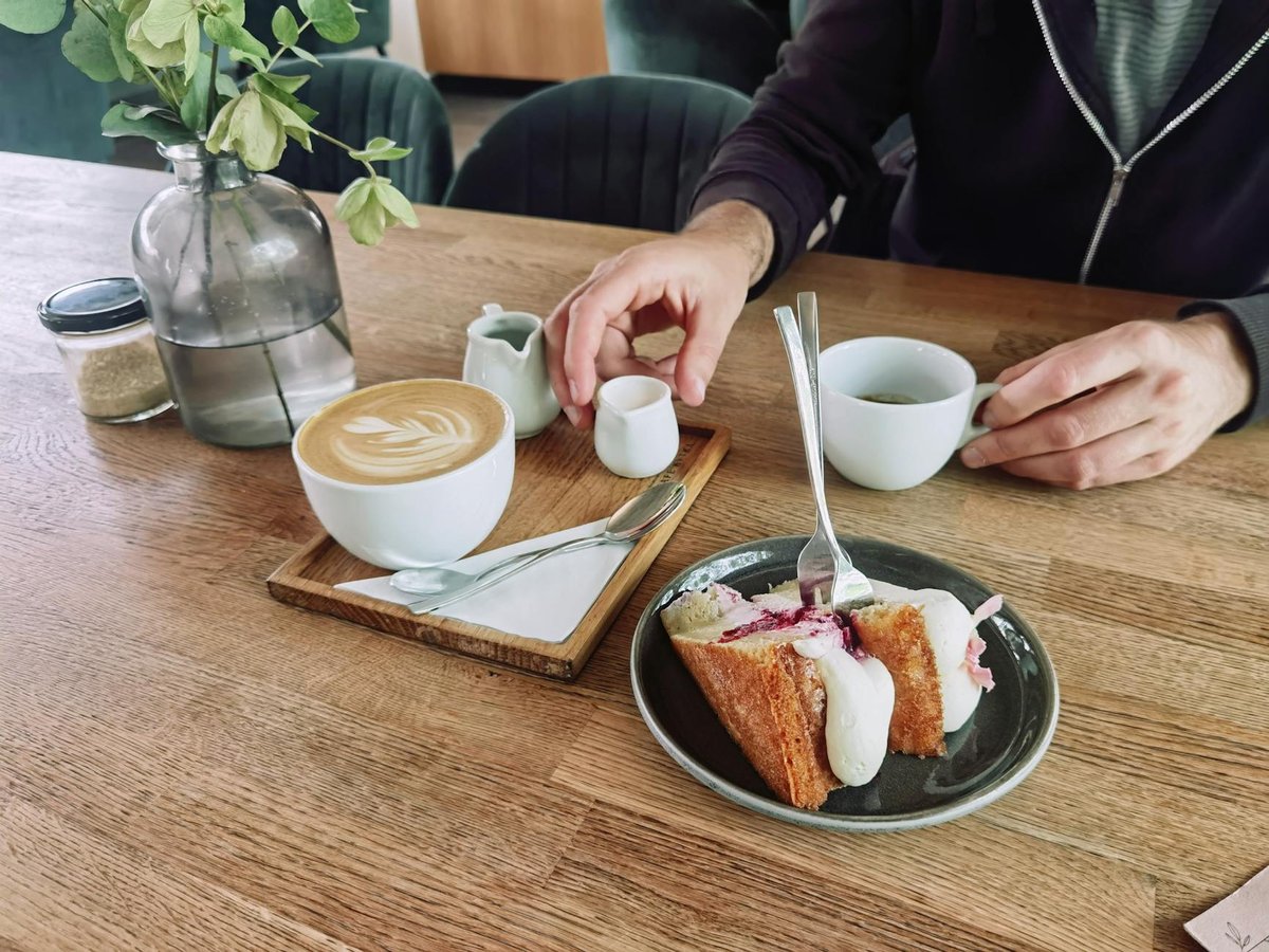Cake Bar Seongsu Seoul: Whisky-Infused Creme Brulee and Hong Kong-Style Milk Tea Espresso Cafe Review 2026 (Single Shop Visit) - 요금/안내