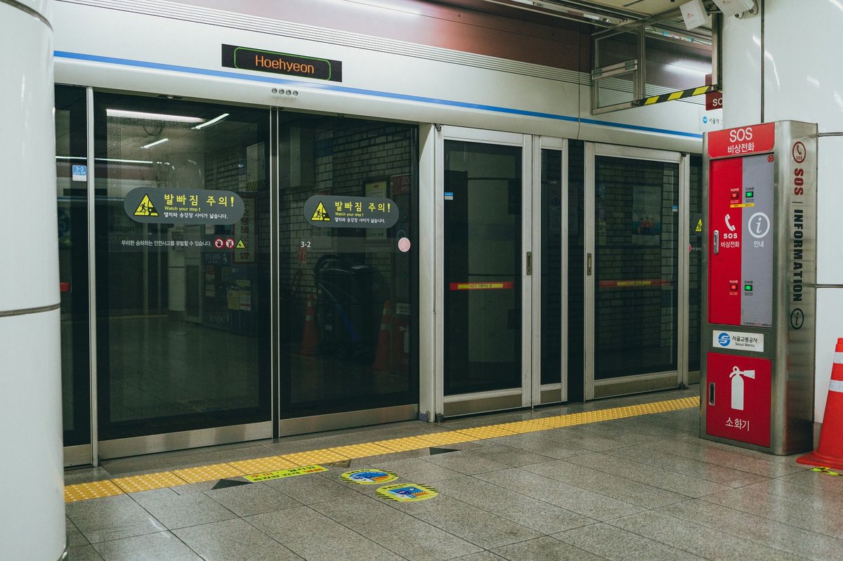 Korea Rainy Season Travel Guide June 2026 &mdash; Monsoon hits Korea around June 10-15, what to do when it rains in Seoul, best indoor activities (K-pop merch stores in Hongdae, DDP, COEX, traditional bathhouses jjimjilbang), where to buy umbrella (Daiso 5000 won, GS25, CU), subway escape routes, packing list (waterproof shoes, rain poncho), Hongdae &middot; Myeongdong &middot; Gangnam indoor course recommendations, real traveler tips - 세부 디테일