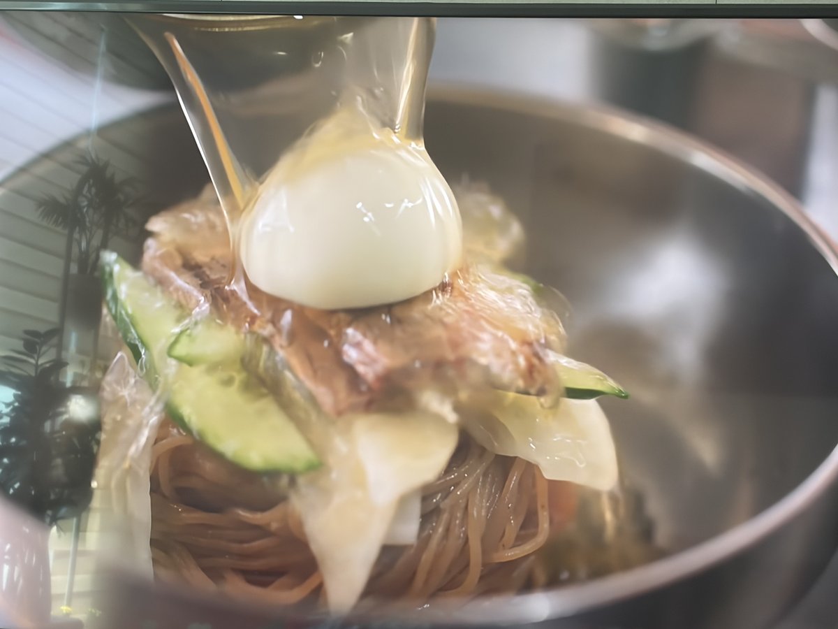 ユジン食堂の平壌冷麺 &mdash; 手打ち蕎麦麺に澄んだトンチミ・牛肉出汁