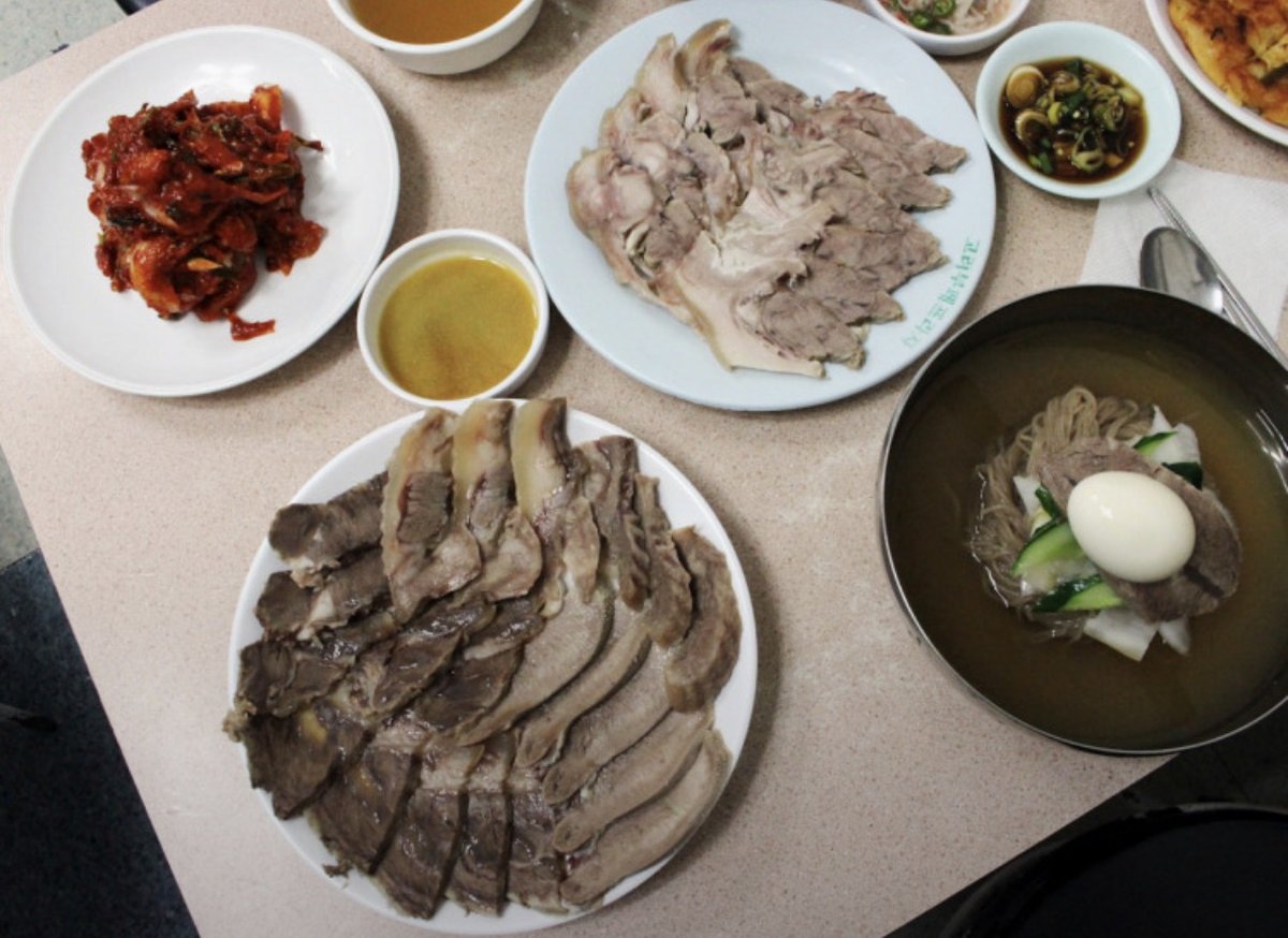 ユジン食堂の一汁三菜セット &mdash; 平壌冷麺・スユク・緑豆チヂミ・キムチ