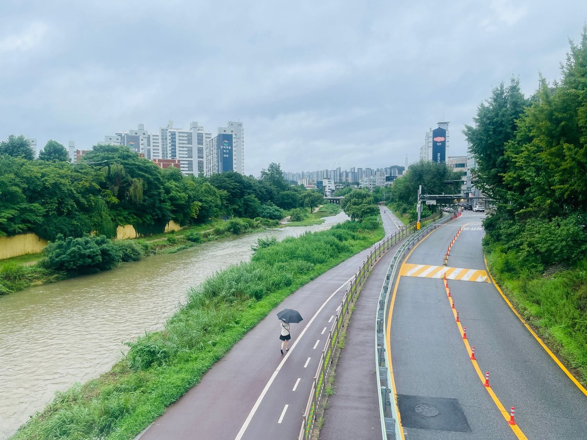 Korea Rainy Season Travel Guide June 2026 &mdash; Monsoon hits Korea around June 10-15, what to do when it rains in Seoul, best indoor activities (K-pop merch stores in Hongdae, DDP, COEX, traditional bathhouses jjimjilbang), where to buy umbrella (Daiso 5000 won, GS25, CU), subway escape routes, packing list (waterproof shoes, rain poncho), Hongdae &middot; Myeongdong &middot; Gangnam indoor course recommendations, real traveler tips - 라이프스타일 맥락