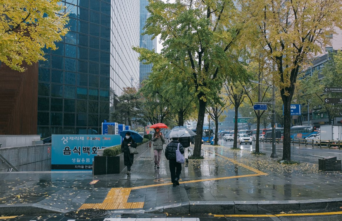 Korea Rainy Season Travel Guide June 2026 &mdash; Monsoon hits Korea around June 10-15, what to do when it rains in Seoul, best indoor activities (K-pop merch stores in Hongdae, DDP, COEX, traditional bathhouses jjimjilbang), where to buy umbrella (Daiso 5000 won, GS25, CU), subway escape routes, packing list (waterproof shoes, rain poncho), Hongdae &middot; Myeongdong &middot; Gangnam indoor course recommendations, real traveler tips - 트렌드 상징