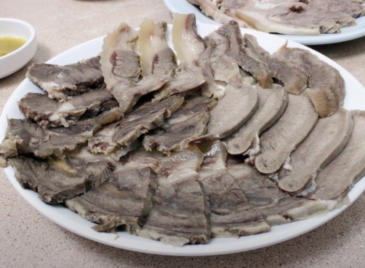 ユジン食堂のスユク盛り合わせ &mdash; 牛肉各部位(かたばら・タン・レバー)