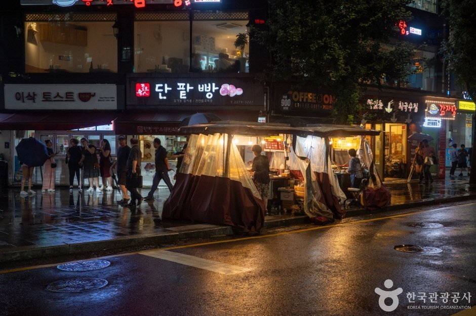 2026 장마 시기 대비 필수 준비물 - 트렌드 상징