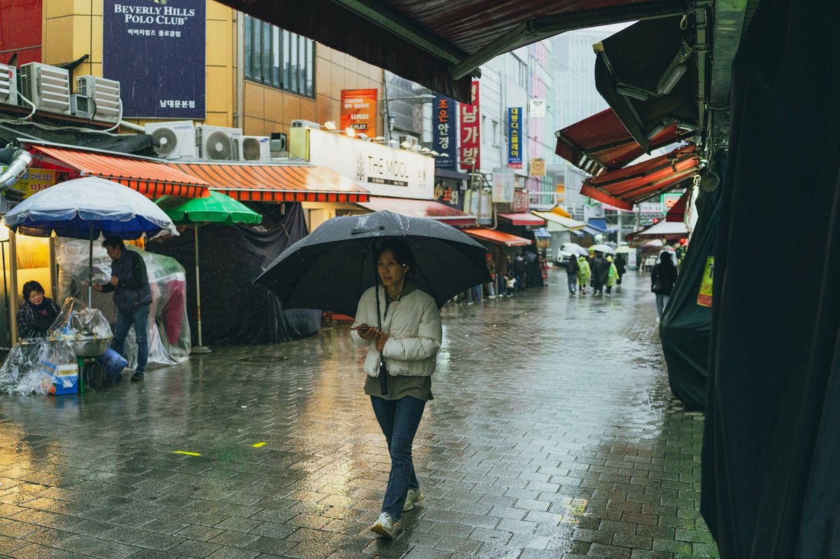 韓国の梅雨 6月旅行ガイド 2026 &mdash; 6月10〜15日頃に梅雨入り、雨の日のソウル過ごし方、室内おすすめスポット (弘大のK-POPグッズショップ、DDP、COEX、汗蒸幕ジムジルバン、ロッテワールド)、傘の購入場所 (ダイソー5000ウォン、GS25、CU)、地下鉄で雨に濡れない移動、持ち物リスト (防水靴、レインポンチョ)、弘大・明洞・江南 室内コース、実体験ベース - 라이프스타일 맥락