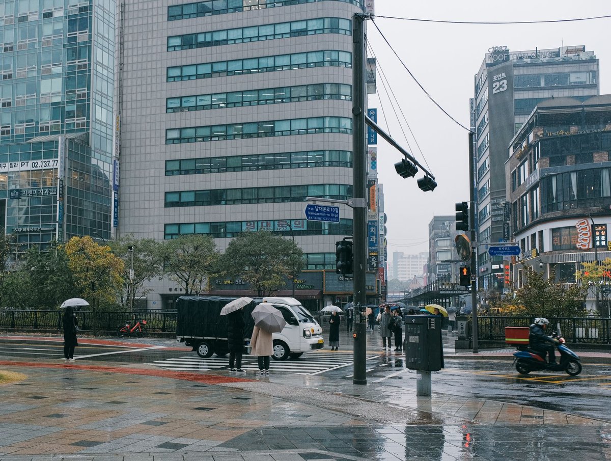 韓国の梅雨 6月旅行ガイド 2026 &mdash; 6月10〜15日頃に梅雨入り、雨の日のソウル過ごし方、室内おすすめスポット (弘大のK-POPグッズショップ、DDP、COEX、汗蒸幕ジムジルバン、ロッテワールド)、傘の購入場所 (ダイソー5000ウォン、GS25、CU)、地下鉄で雨に濡れない移動、持ち物リスト (防水靴、レインポンチョ)、弘大・明洞・江南 室内コース、実体験ベース - 세부 디테일