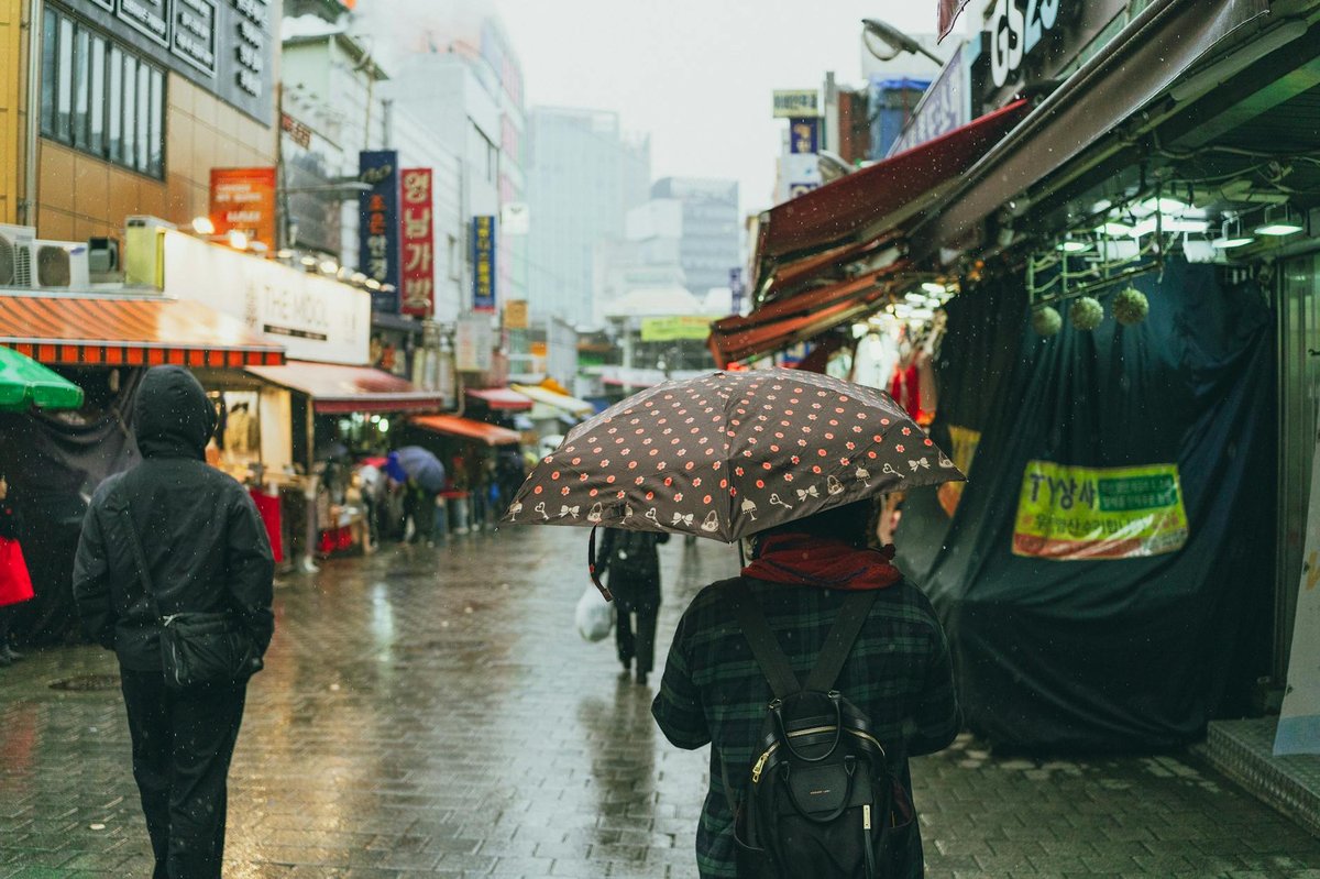 韓国の梅雨 6月旅行ガイド 2026 &mdash; 6月10〜15日頃に梅雨入り、雨の日のソウル過ごし方、室内おすすめスポット (弘大のK-POPグッズショップ、DDP、COEX、汗蒸幕ジムジルバン、ロッテワールド)、傘の購入場所 (ダイソー5000ウォン、GS25、CU)、地下鉄で雨に濡れない移動、持ち物リスト (防水靴、レインポンチョ)、弘大・明洞・江南 室内コース、実体験ベース - 실사용 장면